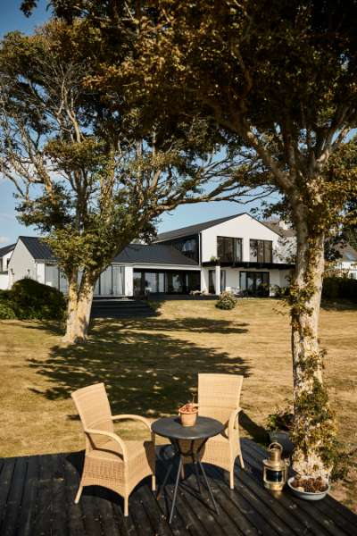 A very fine roof and façade solution on Funen, Strandvej 54B, Ballen, 5762 Vester Skerninge